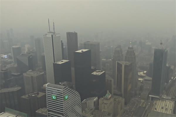 多伦多空气质量全球第二差,野火烟雾引发严重健康警告1 多伦多空气质量全球第二差,野火烟雾引发严重健康警告1