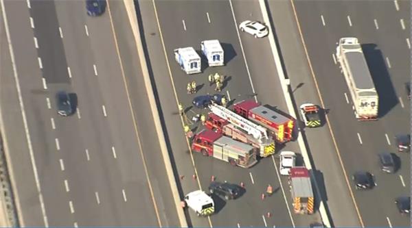 三辆车相撞导致 401 号高速公路尼尔森路附近路段关闭1 三辆车相撞导致 401 号高速公路尼尔森路附近路段关闭1