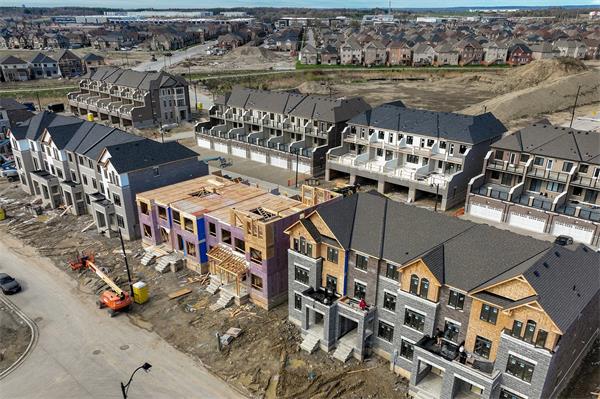 2025年多伦多房价暴跌:首次购房者迎来历史性入市良机?2 2025年多伦多房价暴跌:首次购房者迎来历史性入市良机?2