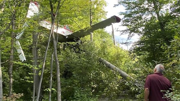 渥太华机场西侧小型飞机坠毁 飞行员确认身亡1 渥太华机场西侧小型飞机坠毁 飞行员确认身亡1