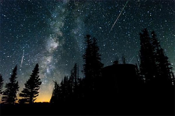 英仙座流星雨今晚达到高峰，观星者迎来夏夜盛宴1