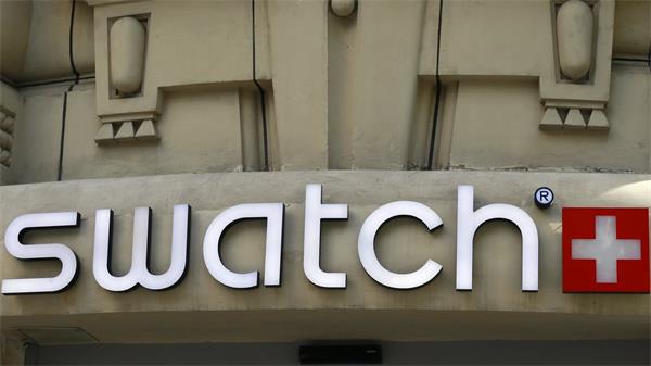 Swatch广告涉“拉眼角”动作惹怒中国网友,品牌致歉仍难平众怒1 Swatch广告涉“拉眼角”动作惹怒中国网友,品牌致歉仍难平众怒1