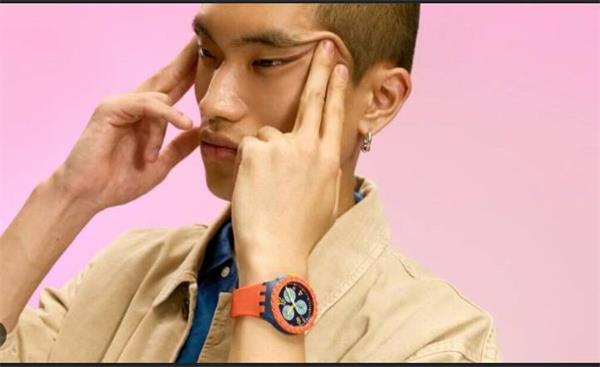 Swatch广告涉“拉眼角”动作惹怒中国网友,品牌致歉仍难平众怒2 Swatch广告涉“拉眼角”动作惹怒中国网友,品牌致歉仍难平众怒2