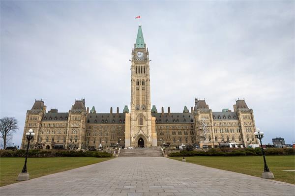 今年，每个加拿大人都将支付巨额债务利息1