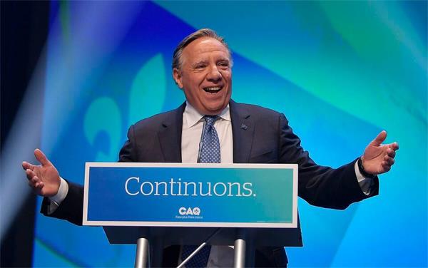 抗议者集会抗议魁北克政府对拉萨尔学院处以3000万加元罚款2