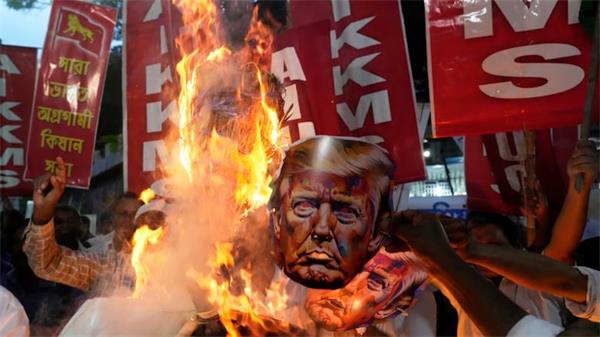 印度曾是美国的坚定盟友，但现在正努力应对特朗普征收的 50% 关税，这是世界上最高的关税之一1