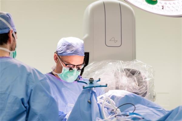 多伦多医生完成加拿大首例 Neuralink 脑芯片植入手术1