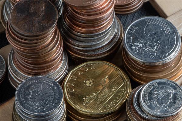 加拿大推出两种颜色的新硬币，找零时请注意2