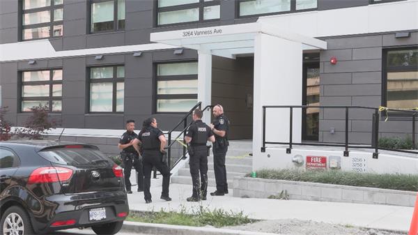 警方称温哥华东部发生“疑似双重谋杀案”,造成 2 人死亡,2 人重伤1 警方称温哥华东部发生“疑似双重谋杀案”,造成 2 人死亡,2 人重伤1