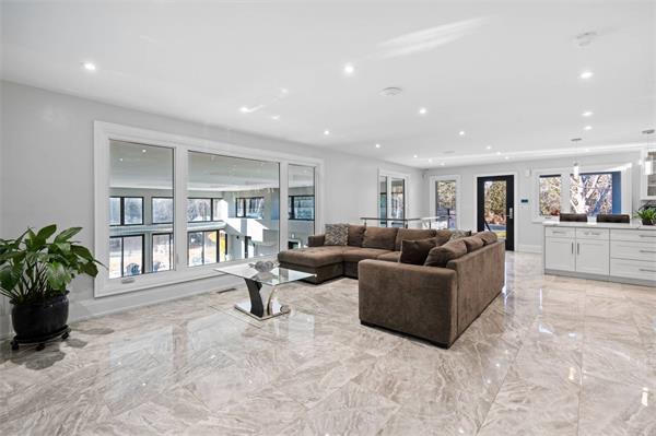 令人惊叹的豪华安大略平房坐落在美丽的森林天堂3