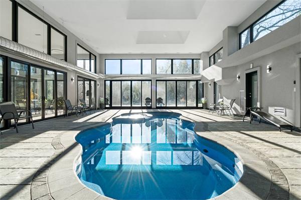 令人惊叹的豪华安大略平房坐落在美丽的森林天堂5