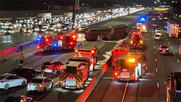 油罐车与多辆车相撞,导致 401 号高速公路靠近 Avenue Road 处关闭1 油罐车与多辆车相撞,导致 401 号高速公路靠近 Avenue Road 处关闭1