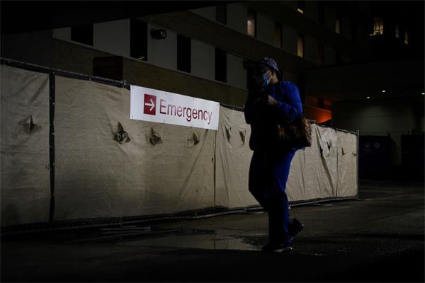 调查发现,超过一半的美国医护人员计划明年换工作1 调查发现,超过一半的美国医护人员计划明年换工作1