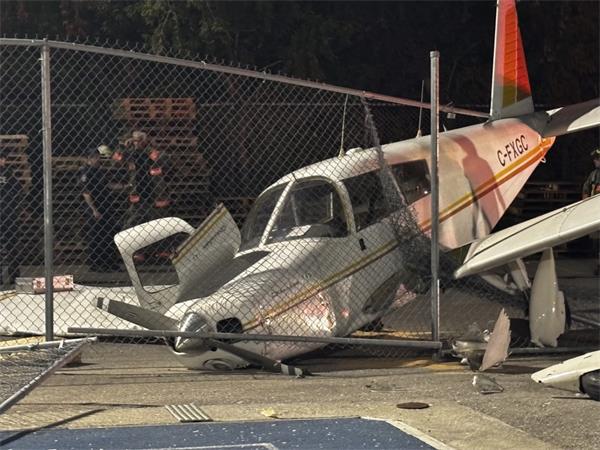 小型飞机在多伦多高中附近坠毁,暂无人员伤亡报告1 小型飞机在多伦多高中附近坠毁,暂无人员伤亡报告1