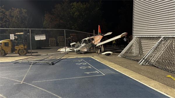 小型飞机在多伦多高中附近坠毁,暂无人员伤亡报告2 小型飞机在多伦多高中附近坠毁,暂无人员伤亡报告2
