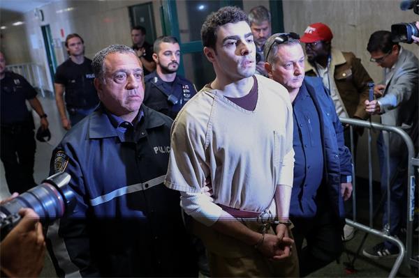 纽约法官驳回恐怖主义指控,涉嫌杀害保险公司前 CEO 的男子仍面临谋杀罪1 纽约法官驳回恐怖主义指控,涉嫌杀害保险公司前 CEO 的男子仍面临谋杀罪1