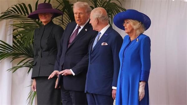 查尔斯三世国王在特朗普总统第二次对英国进行国事访问之际在温莎迎接他1