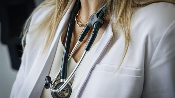 安省与医生签署四年协议:加薪、行政补贴、农村急诊获支持1 安省与医生签署四年协议:加薪、行政补贴、农村急诊获支持1