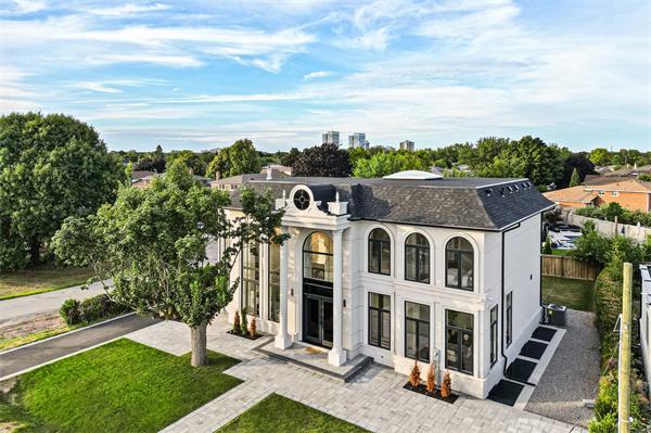 这座大型住宅将法国城堡建筑与现代奢华融为一体1