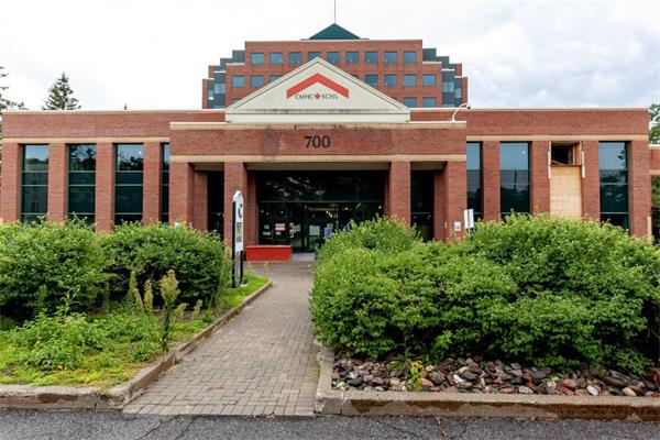 加拿大按揭及房屋公司 (CMHC) 表示，多伦多公寓市场回调或难重演90年代崩盘1