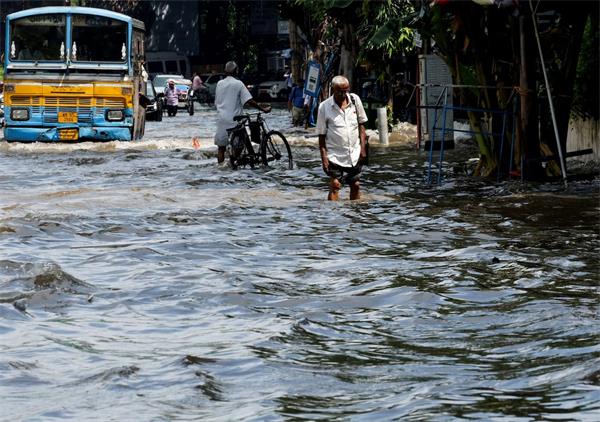 印度加尔各答遭遇创纪录暴雨,至少12人死亡1 印度加尔各答遭遇创纪录暴雨,至少12人死亡1