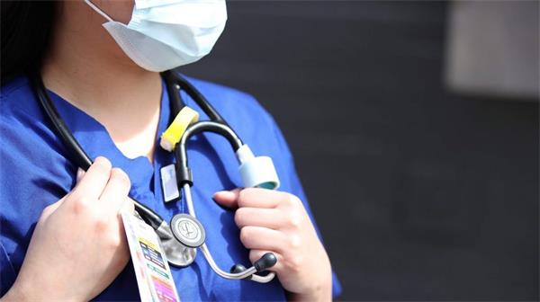 尽管需求旺盛，但许多移民护士仍因障碍无法进入加拿大医院1