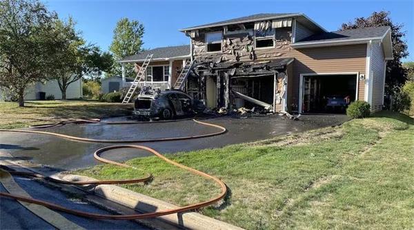 皇家骑警开枪打死涉嫌抢劫蒙克顿商店并纵火焚烧房屋的男子1 皇家骑警开枪打死涉嫌抢劫蒙克顿商店并纵火焚烧房屋的男子1