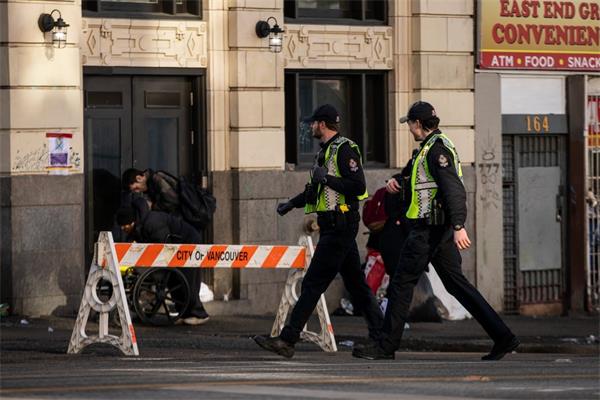 数据显示，去年温哥华警察局 47 名警员加班收入超过 10 万加元，其中一人赚了 23.9 万加元1