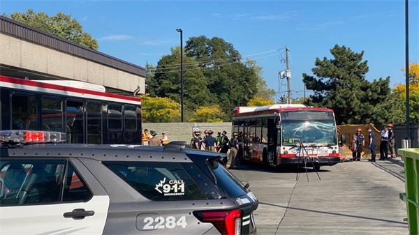 公交车与行人相撞致一名女子身亡1 公交车与行人相撞致一名女子身亡1
