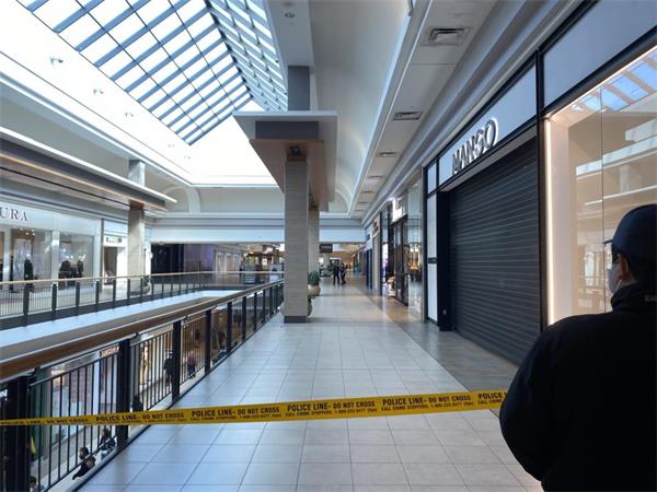 Fairview Mall 购物中心的珠宝店遭抢劫1 Fairview Mall 购物中心的珠宝店遭抢劫1