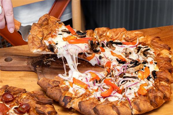 多伦多风靡一时的“羊角面包披萨”值得你品尝1