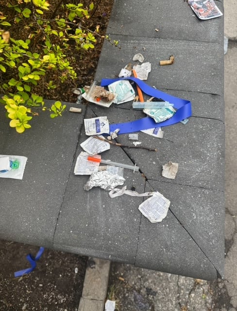 奥沙瓦市中心业主控诉治安恶化:无家可归者聚集、吸毒与破坏频发,家族商厦或面临倒闭危机2 奥沙瓦市中心业主控诉治安恶化:无家可归者聚集、吸毒与破坏频发,家族商厦或面临倒闭危机2
