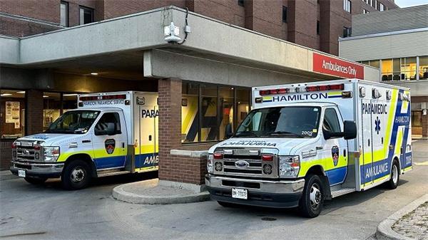 男子涉嫌在汉密尔顿医院外纵火焚烧救护车,遭指控1 男子涉嫌在汉密尔顿医院外纵火焚烧救护车,遭指控1