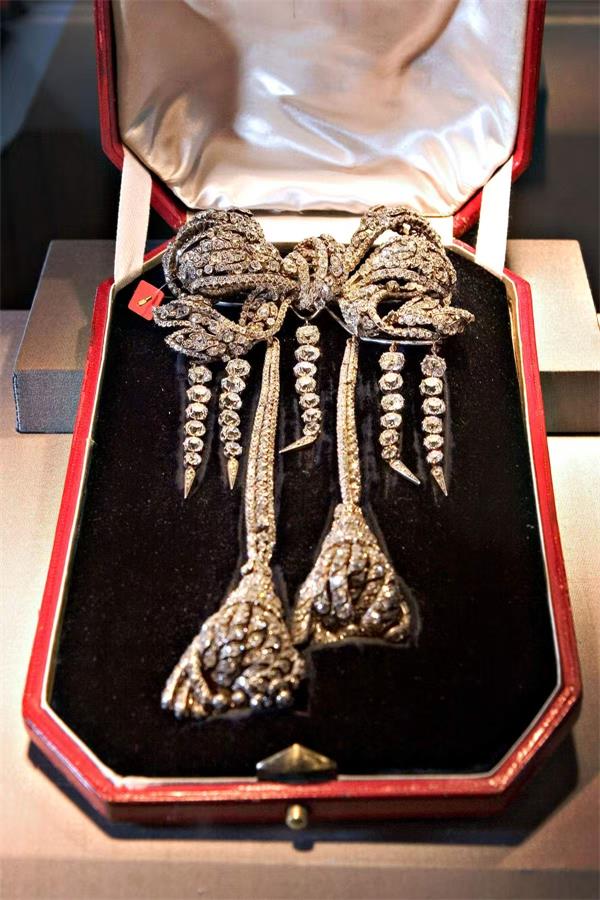 卢浮宫珠宝盗窃案：关于这起明目张胆的抢劫案，我们所知道的一切 1