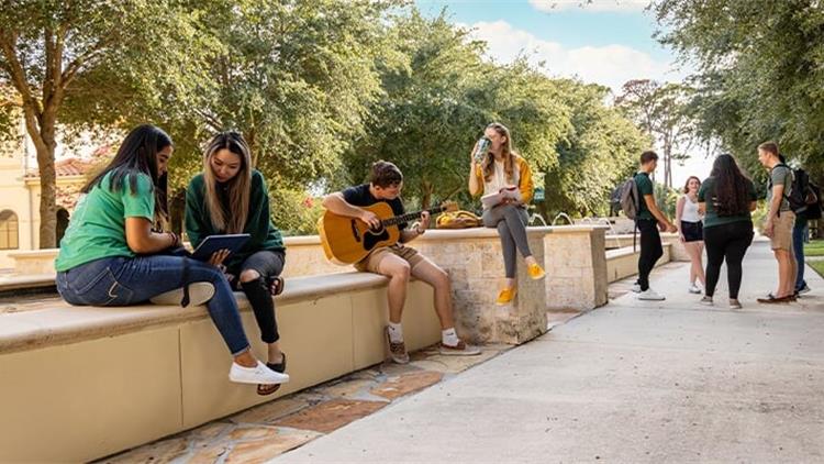 来越多学生选择 College → University 的升学路径，为什么？