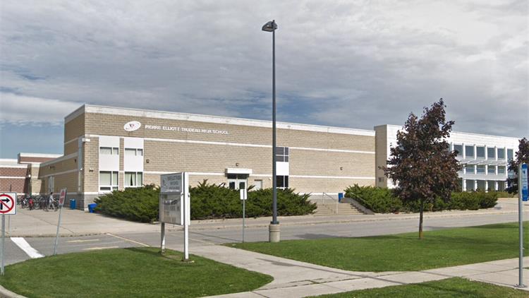 万锦市 Markham 特鲁多高中周一清晨警力大增，警方因威胁锁定校园调查