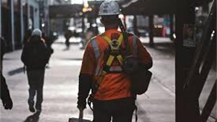 为什么很多人工作了两三年，反而离移民更远了？