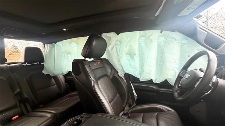 高速行驶中气囊突然弹出，司机称 “像爆炸一样”