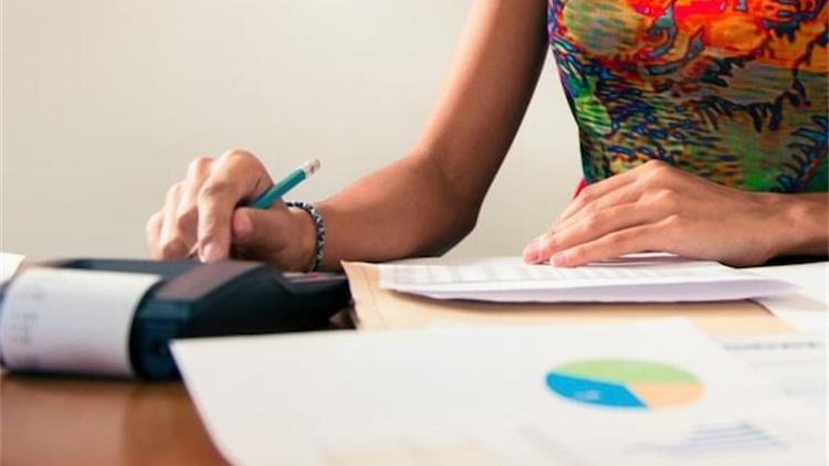 工作还在，但心已经不太踏实了：现在这种就业环境，钱该怎么准备？