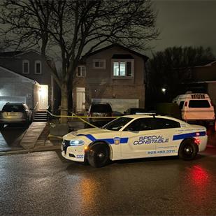 深夜突发暴力事件：布兰普顿一住宅内母女遭刺伤，嫌疑人已落网