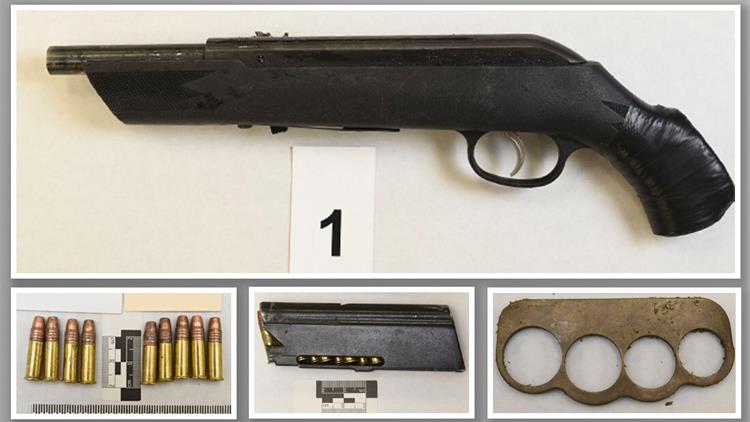 邻里冲突牵出枪支案件：警方在男子包中发现上膛霰弹枪