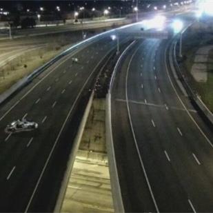 427号公路通往401东向匝道关闭，事故致司机重伤 