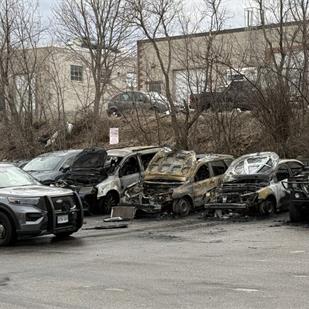 士嘉堡一汽车经销商清晨起火，4辆车受损原因待查 