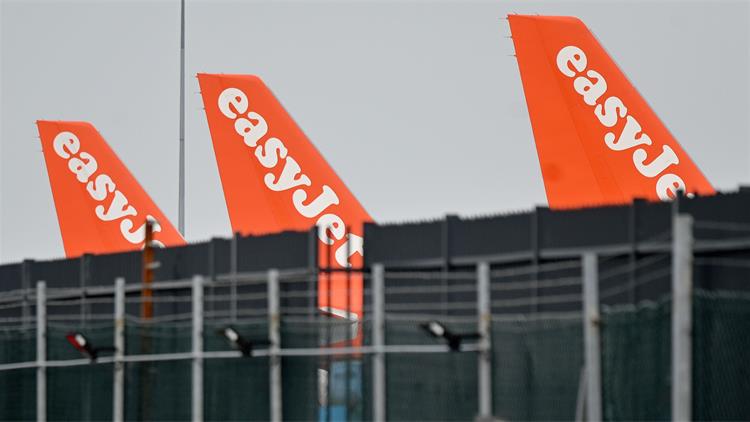 因托运行李内充电宝正在充电，飞往伦敦航班中途紧急改道罗马
