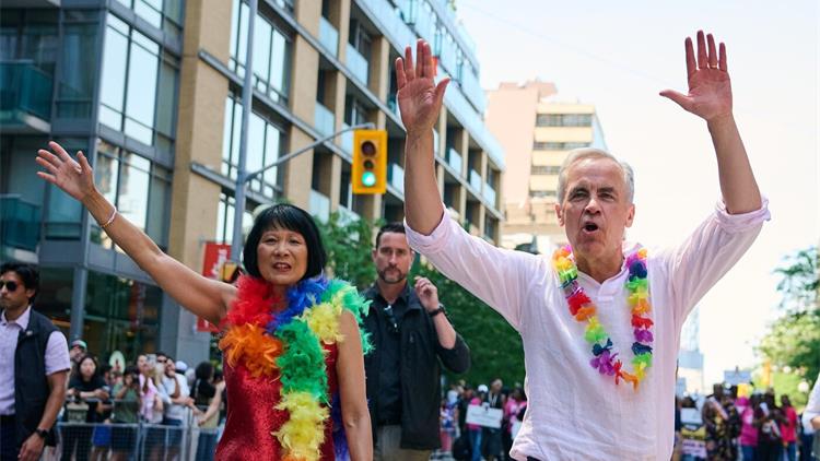 【视频】多伦多Pride大游行举行 总理卡尼现身参加并与民众互动