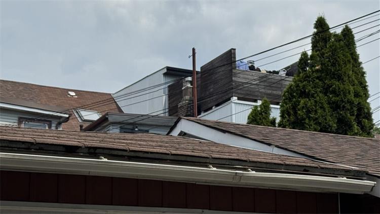 邻居扩建越过自家地界，多伦多房主维权多年：市政府许可证为何仍能获批？