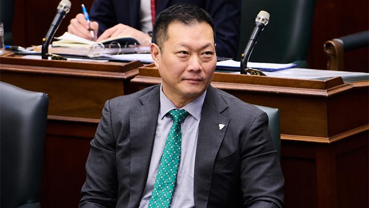 住家距离省议会不到6公里，安省厅长3年报销酒店费超1.6万加元遭质疑